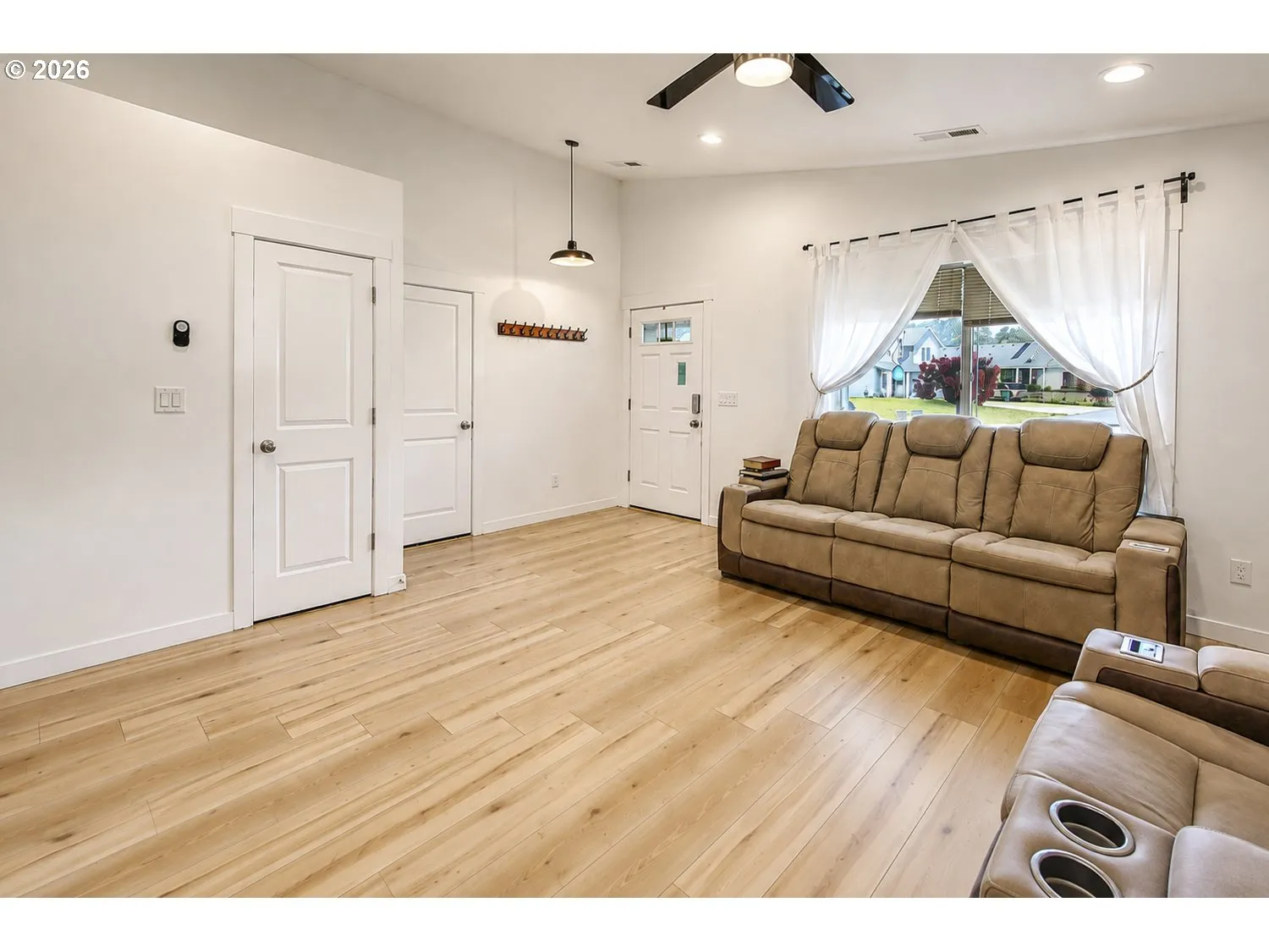 Living Room/Entrance