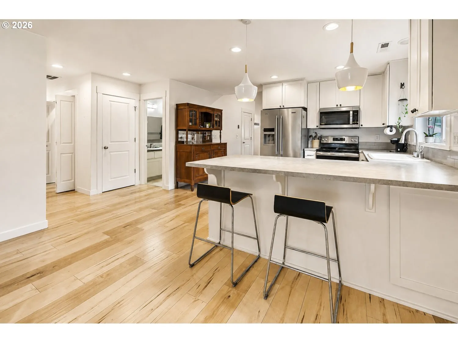 Kitchen-Breakfast Bar