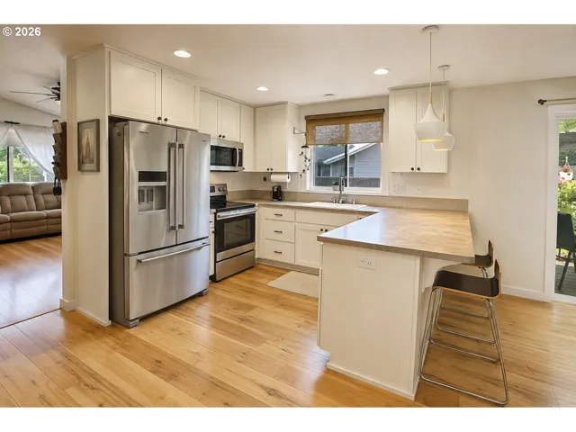 Kitchen-Breakfast Bar
