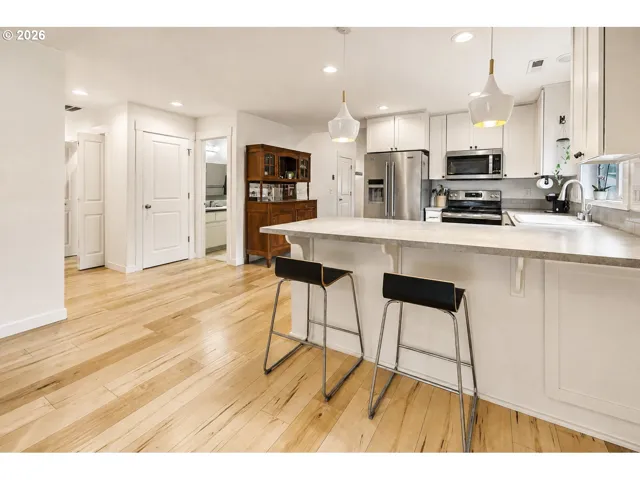 Kitchen-Breakfast Bar