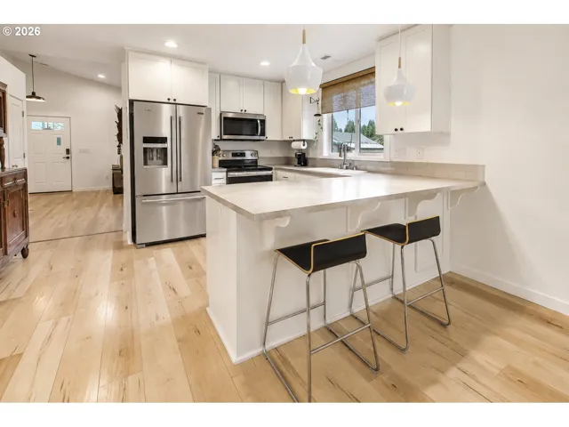 Kitchen-Breakfast Bar