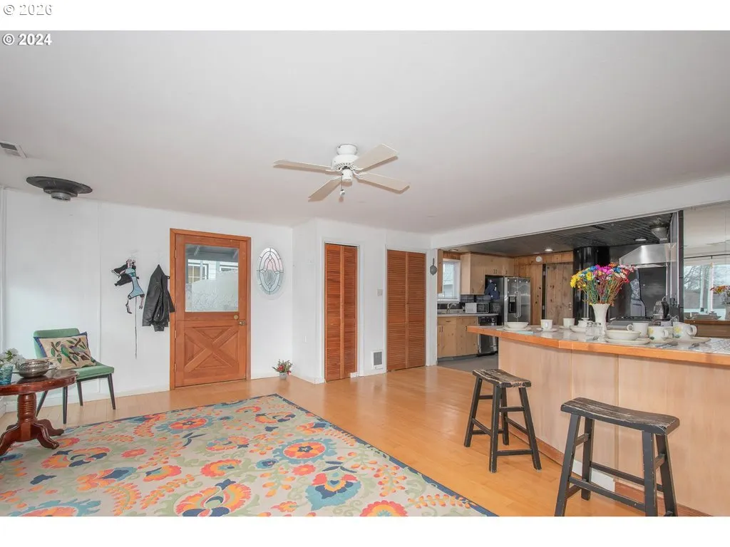 Living Room/Entrance