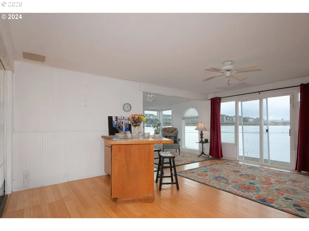 Kitchen-Breakfast Bar