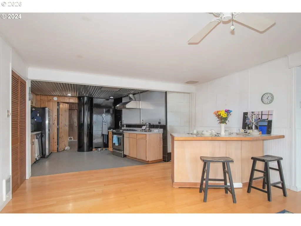 Kitchen-Breakfast Bar