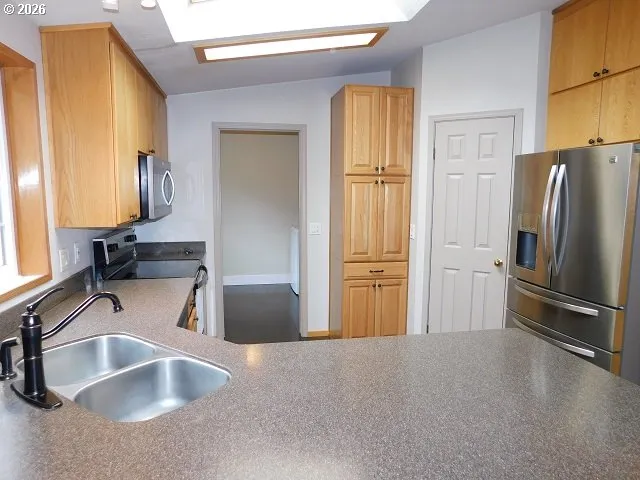 Kitchen-Breakfast Bar