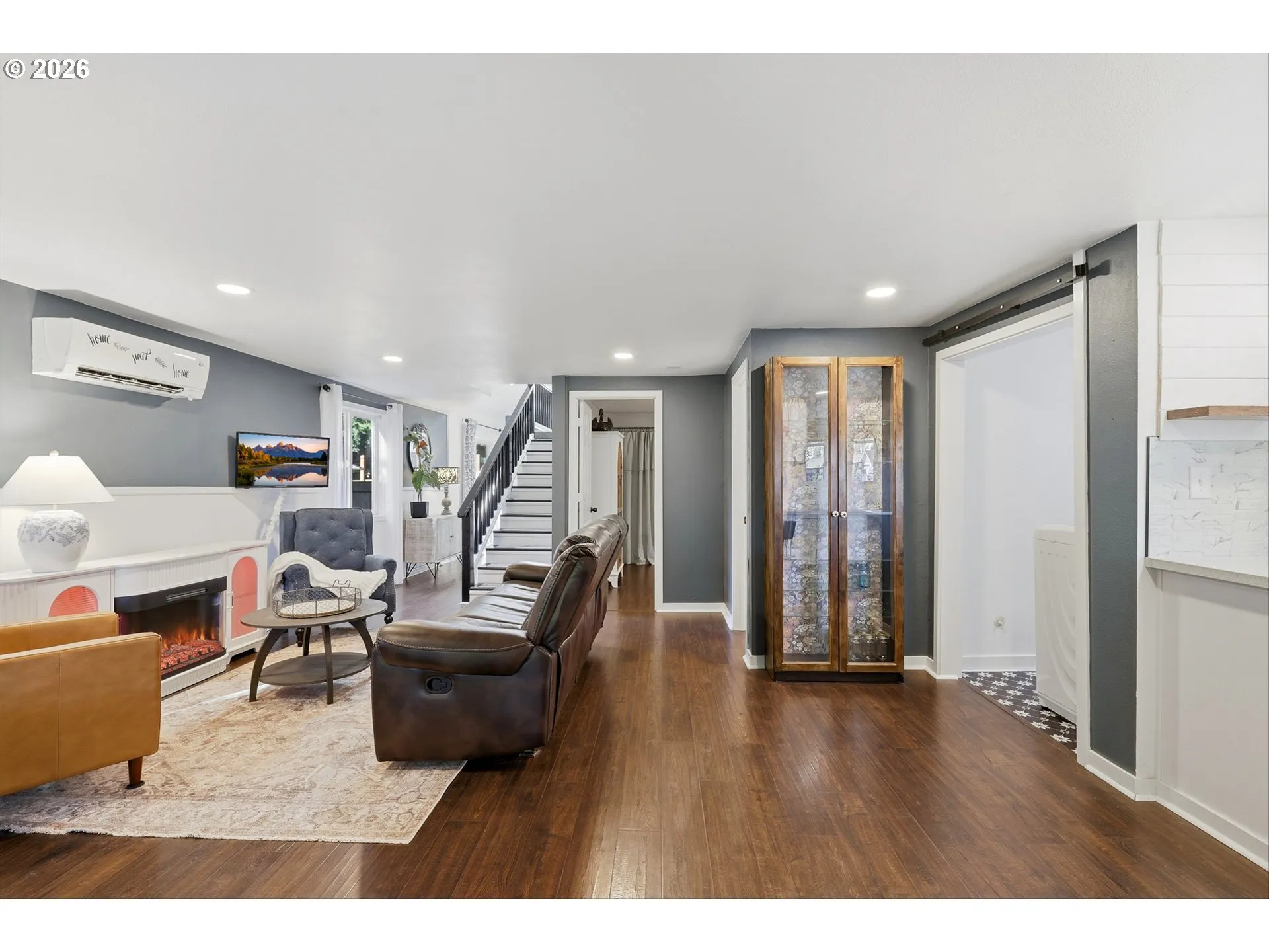 Living Room/Entrance