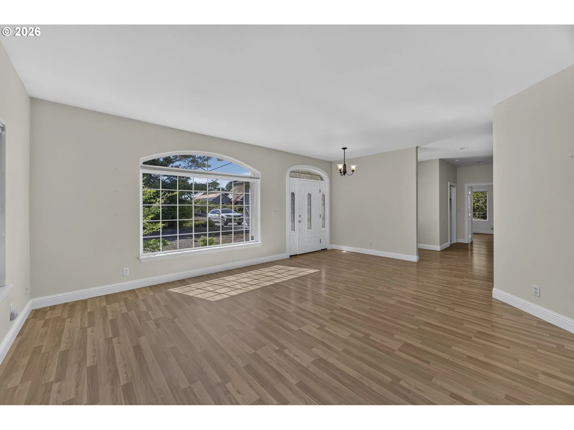 Living Room/Entrance