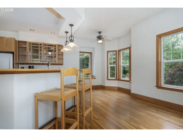 Kitchen-Breakfast Bar