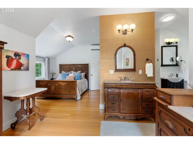 Bedroom, Primary-Upper