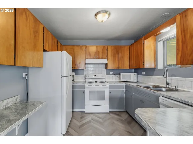 Kitchen-Breakfast Bar