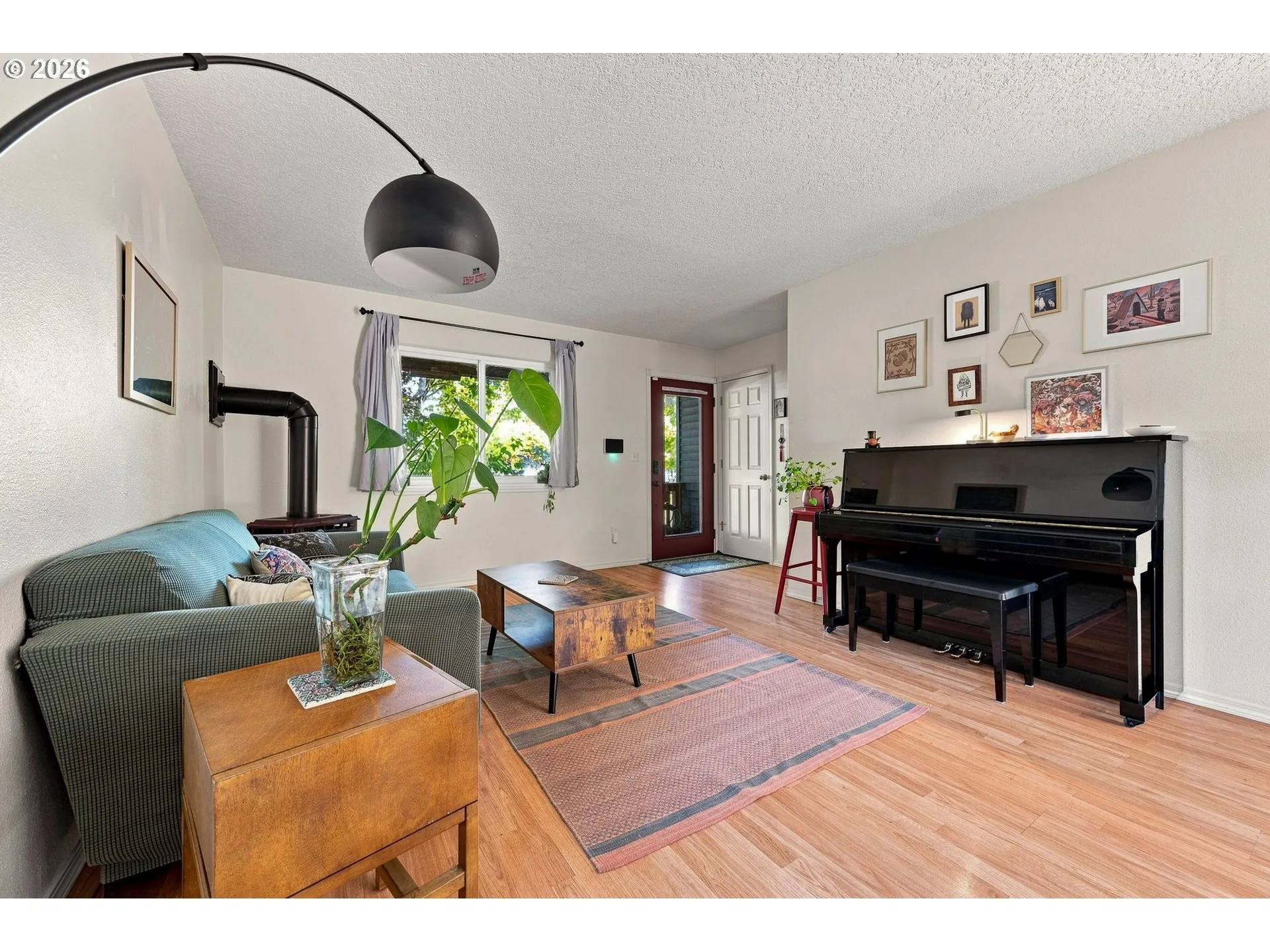Living Room/Entrance