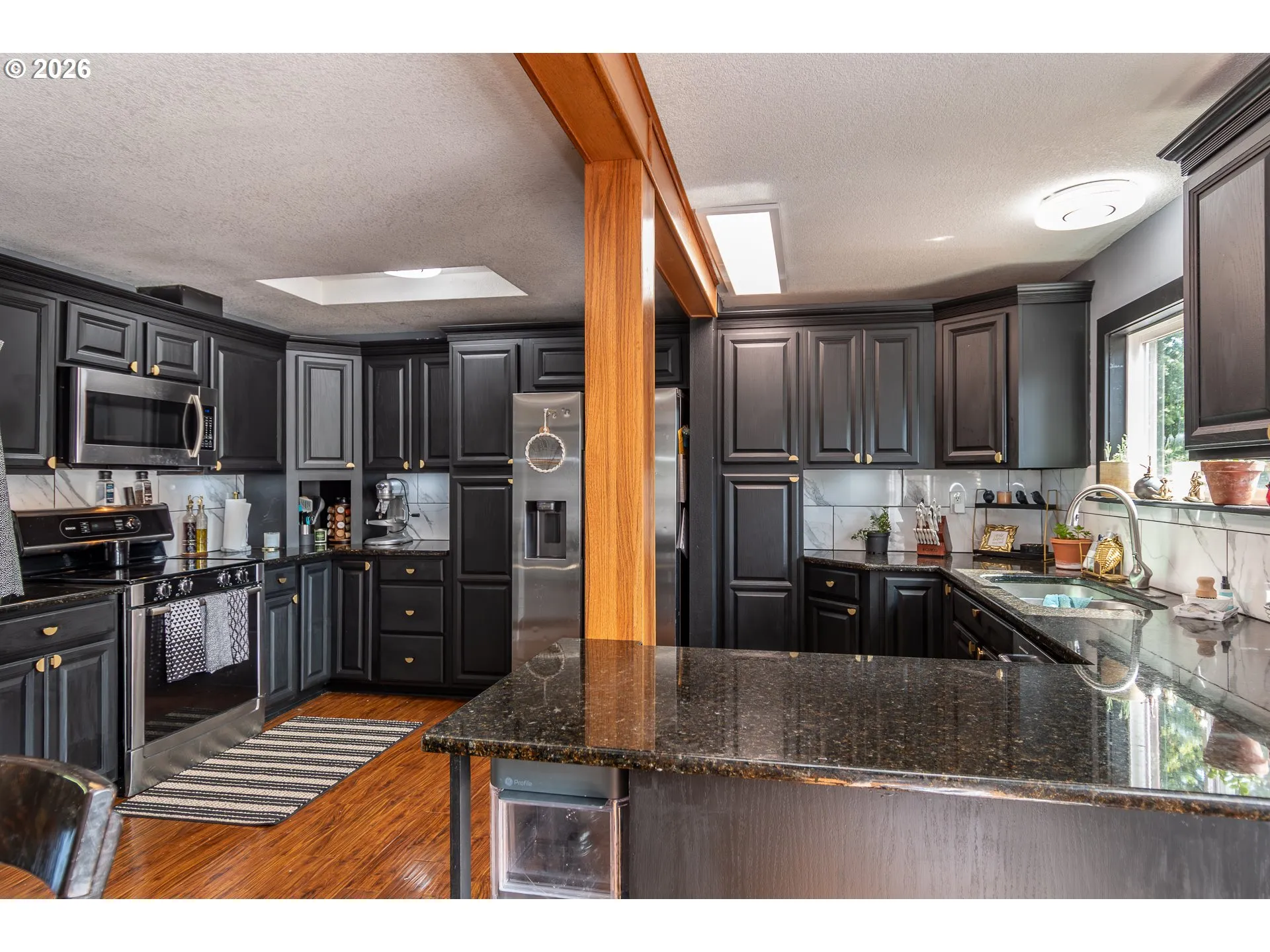 Kitchen-Breakfast Bar