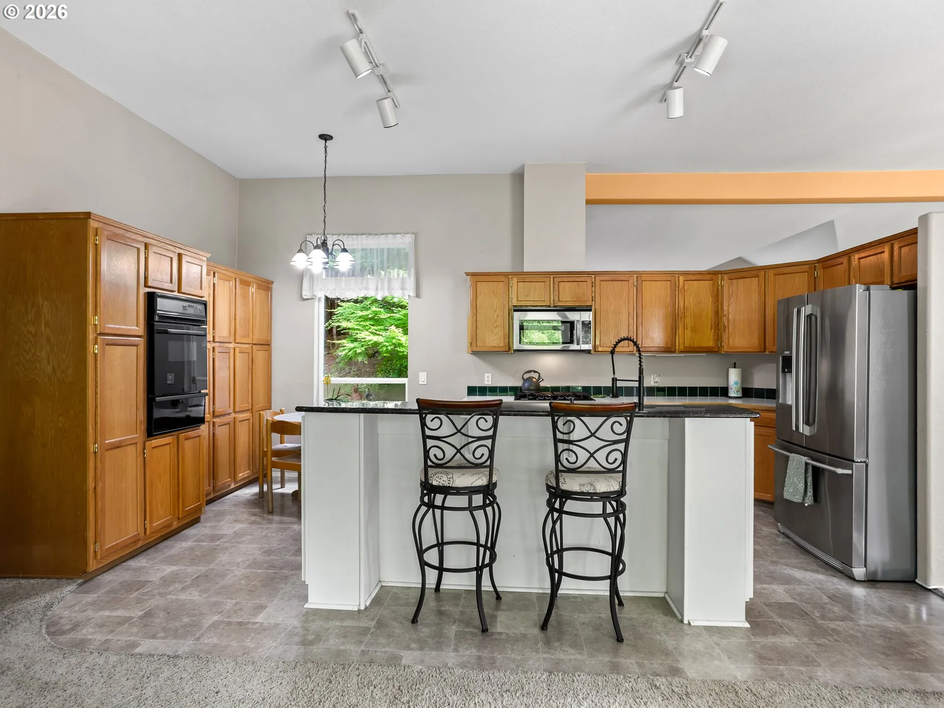 Kitchen-Breakfast Bar