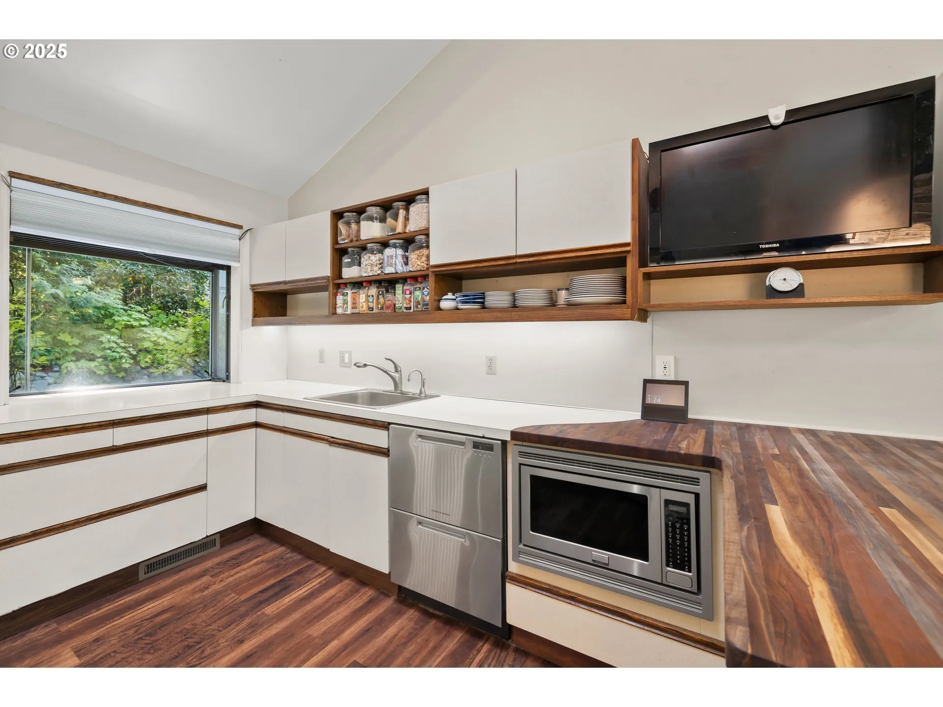 Kitchen-Eating Area