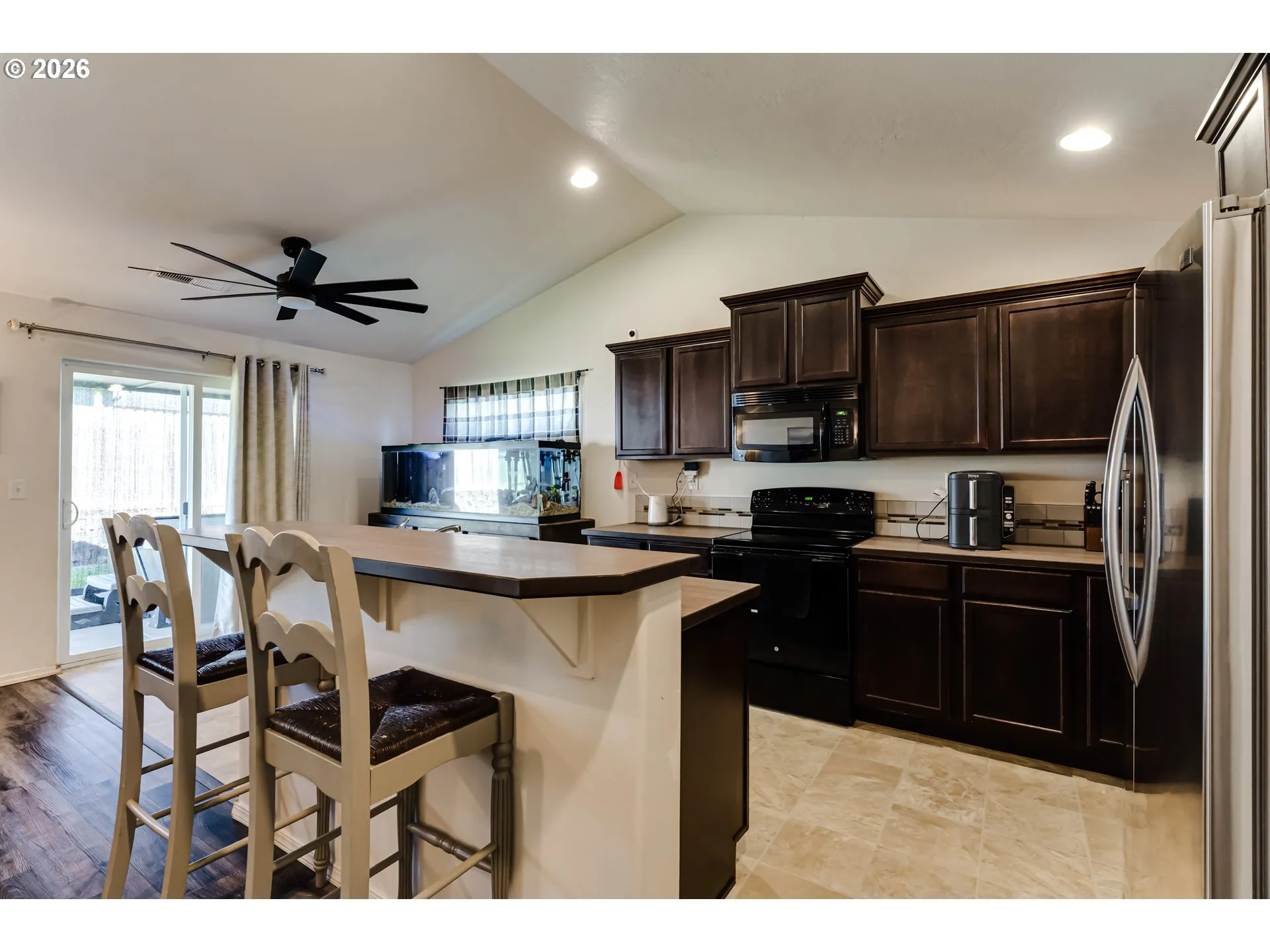 Kitchen-Breakfast Bar
