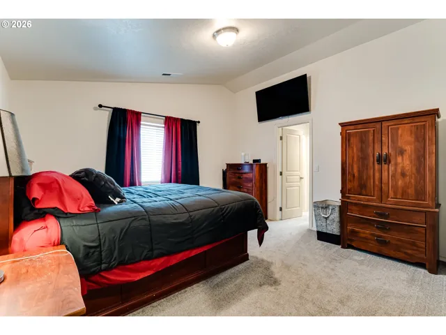 Bedroom, Primary-Vaulted Ceilings