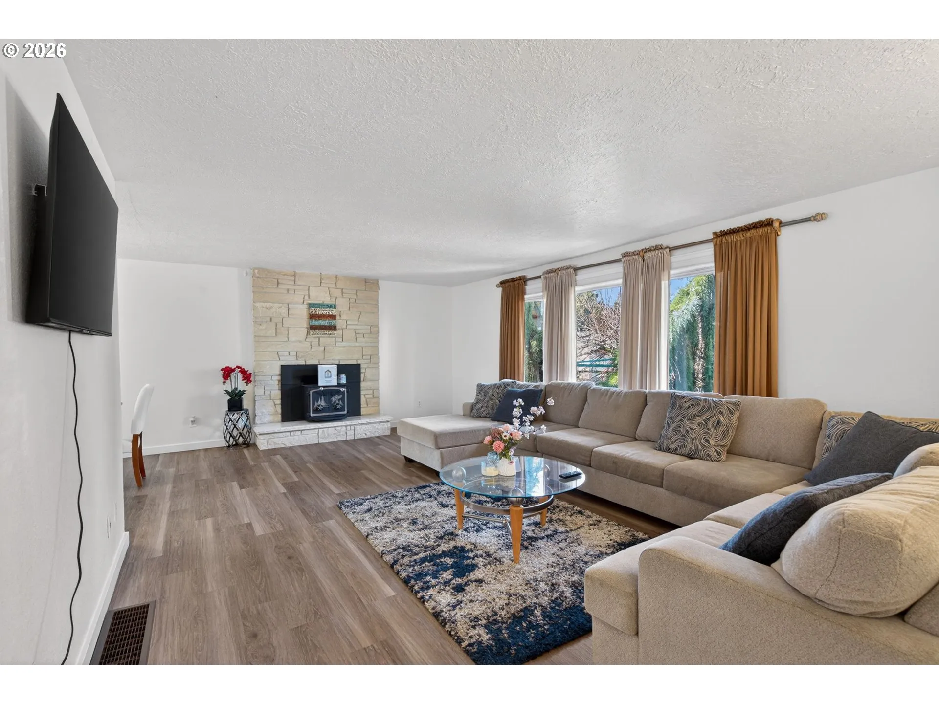 Living Room/Entrance