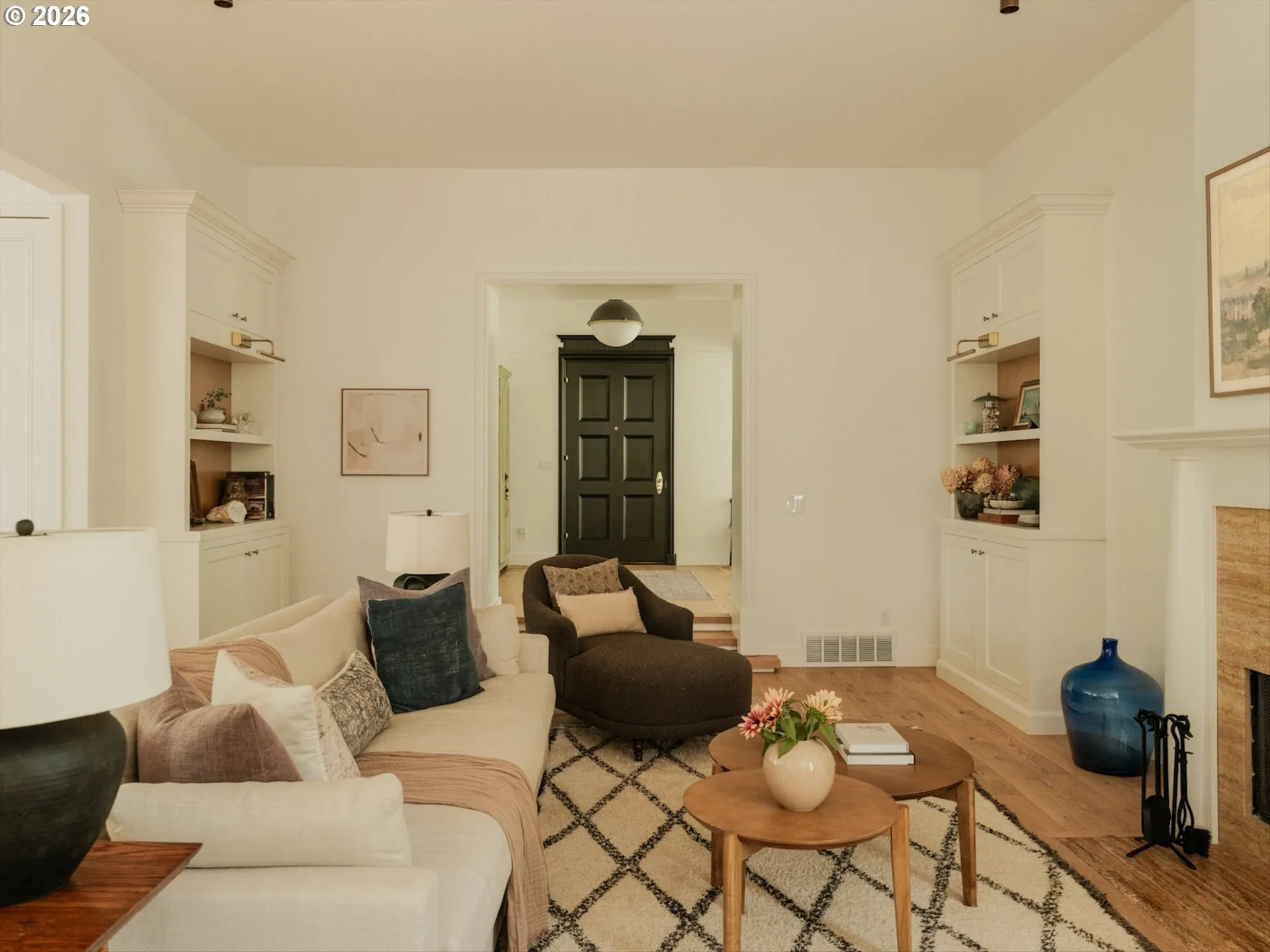 Living Room/Entrance