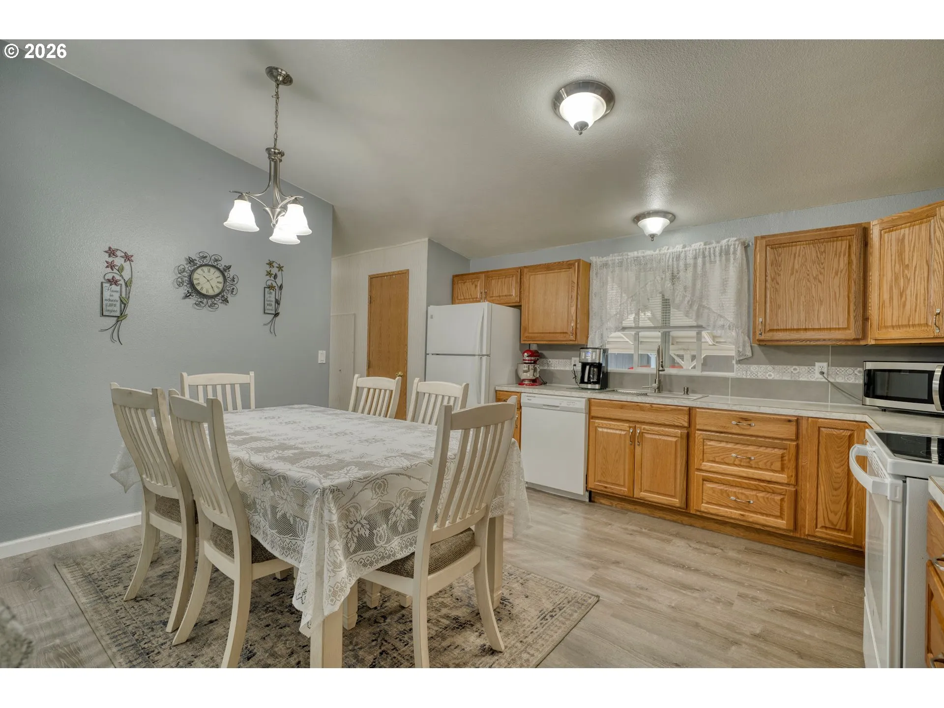 Kitchen-Eating Area