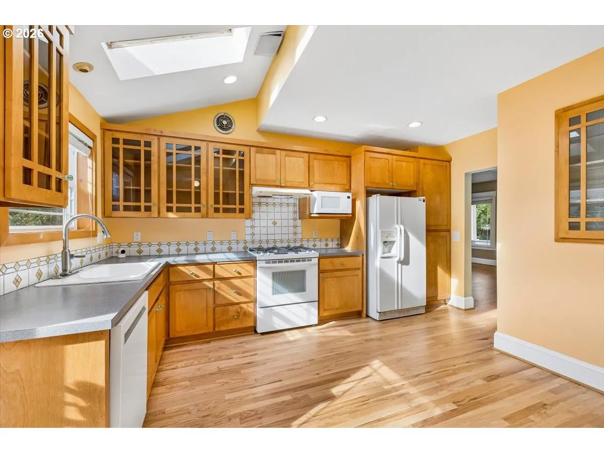 Kitchen-Eating Area