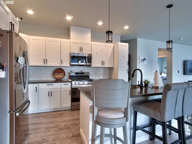 Kitchen-Breakfast Bar