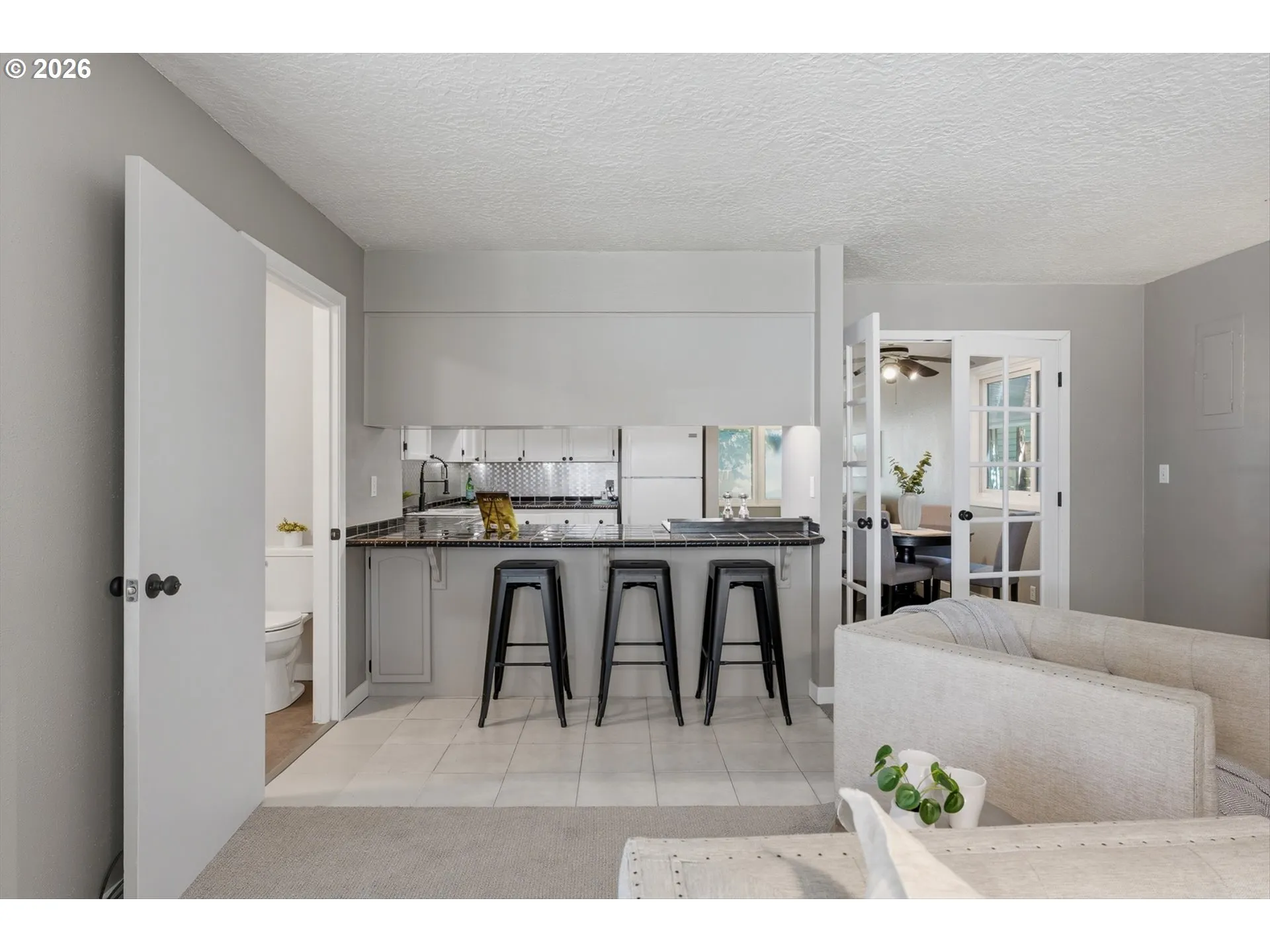 Kitchen-Breakfast Bar