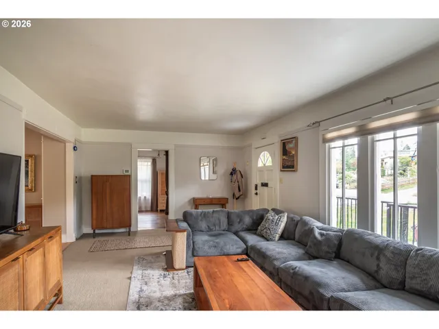 Living Room/Entrance