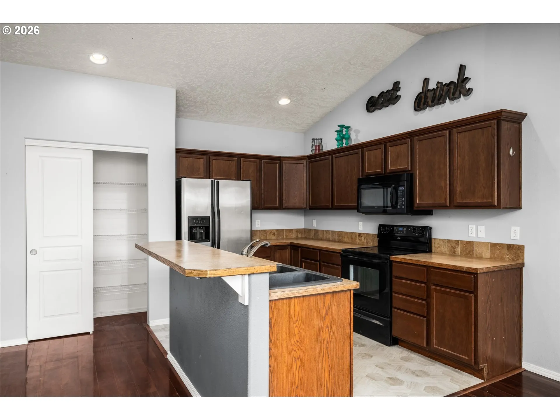 Kitchen-Breakfast Bar