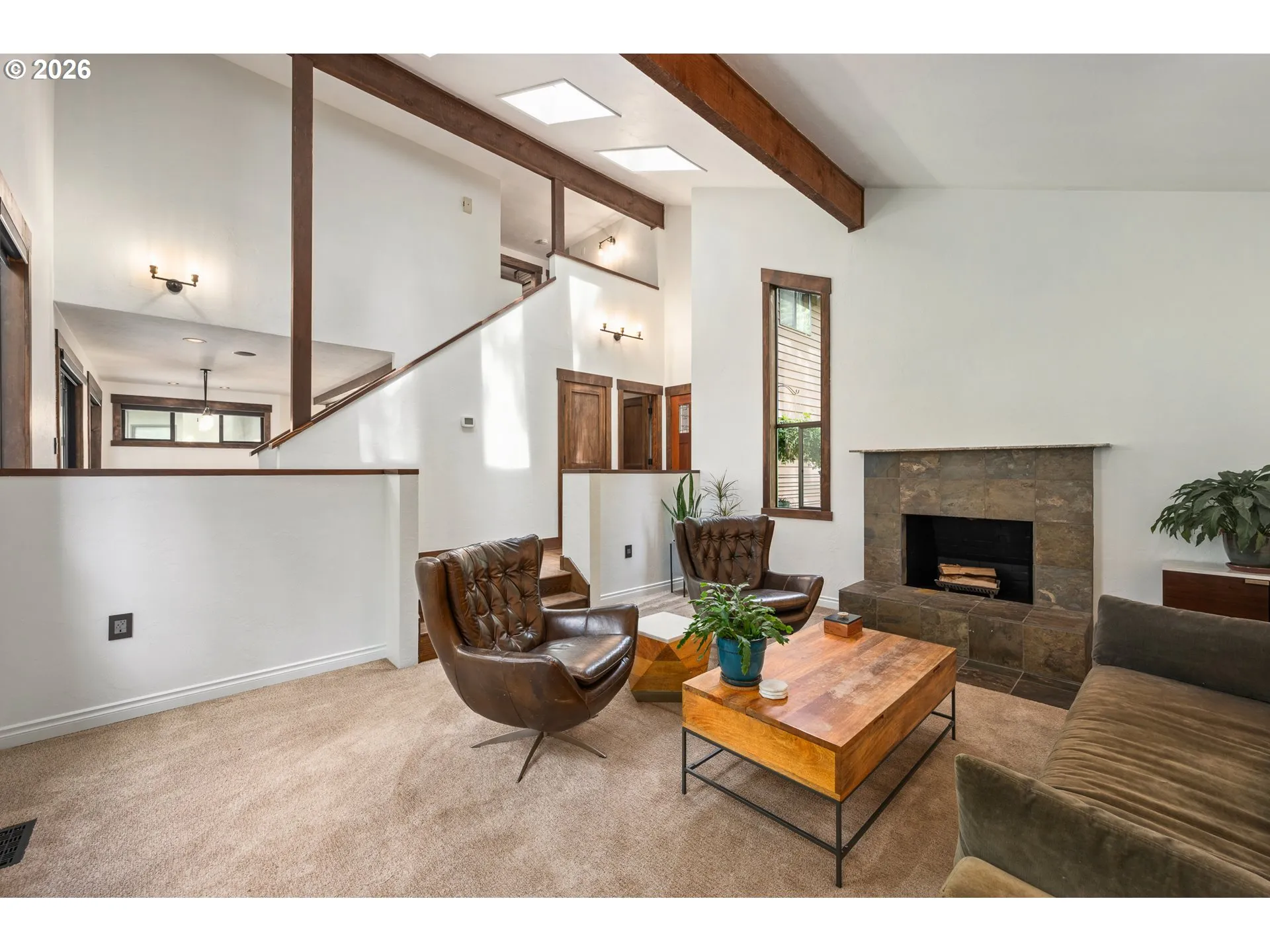 Living Room/Entrance