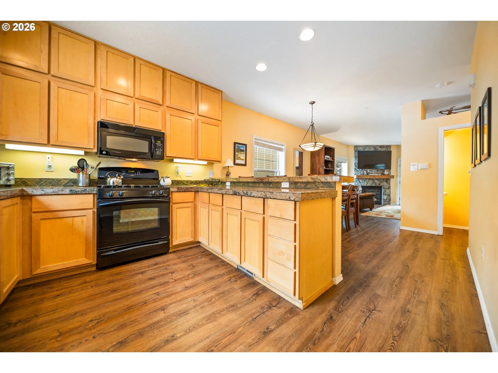 Kitchen-Breakfast Bar