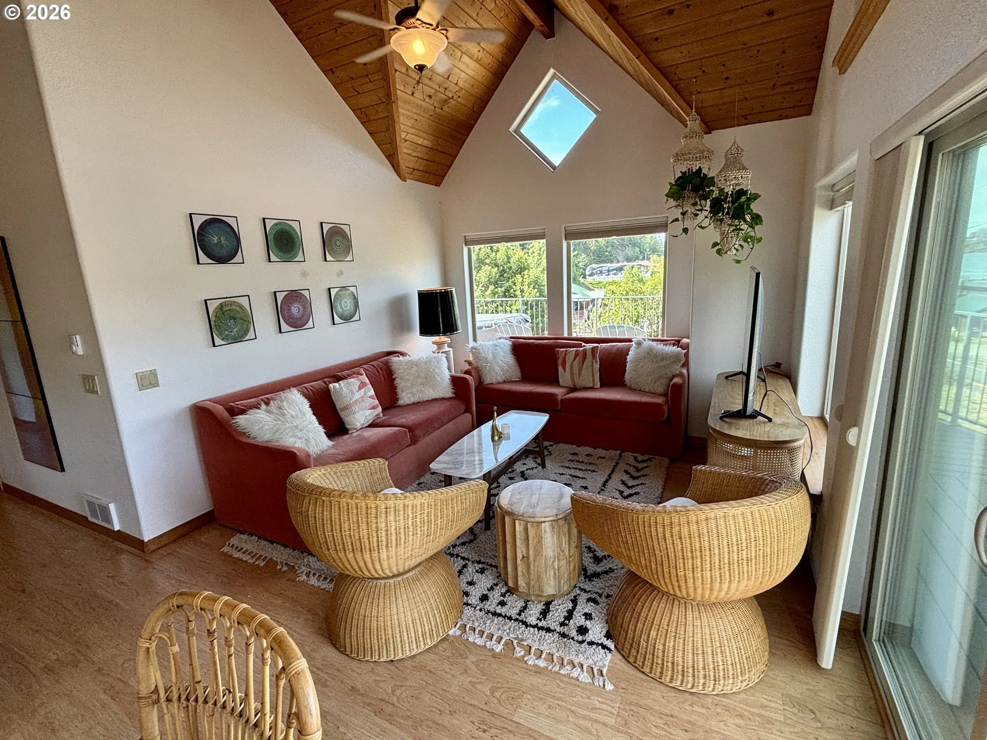 Living Room/Entrance
