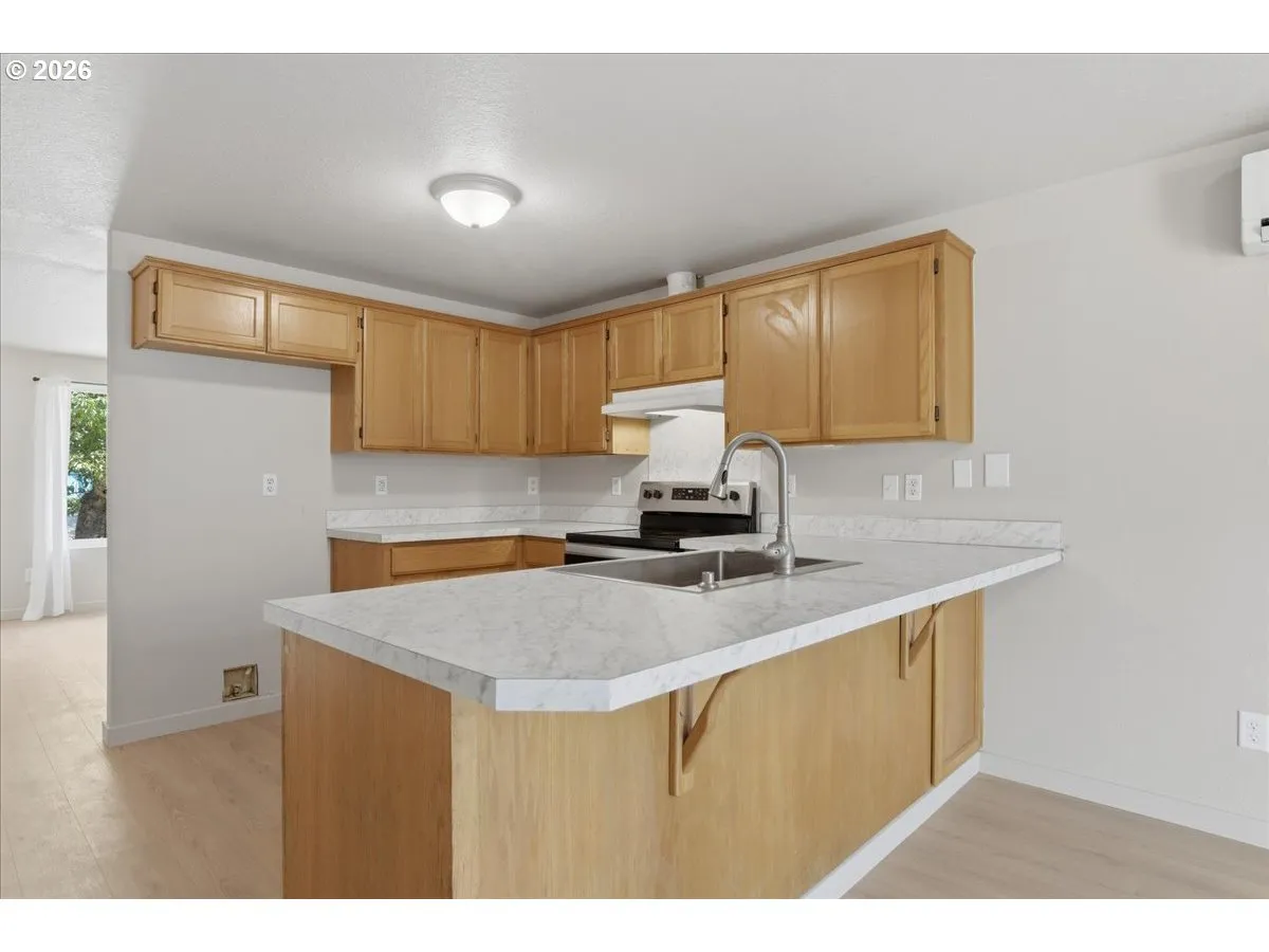 Kitchen-Breakfast Bar