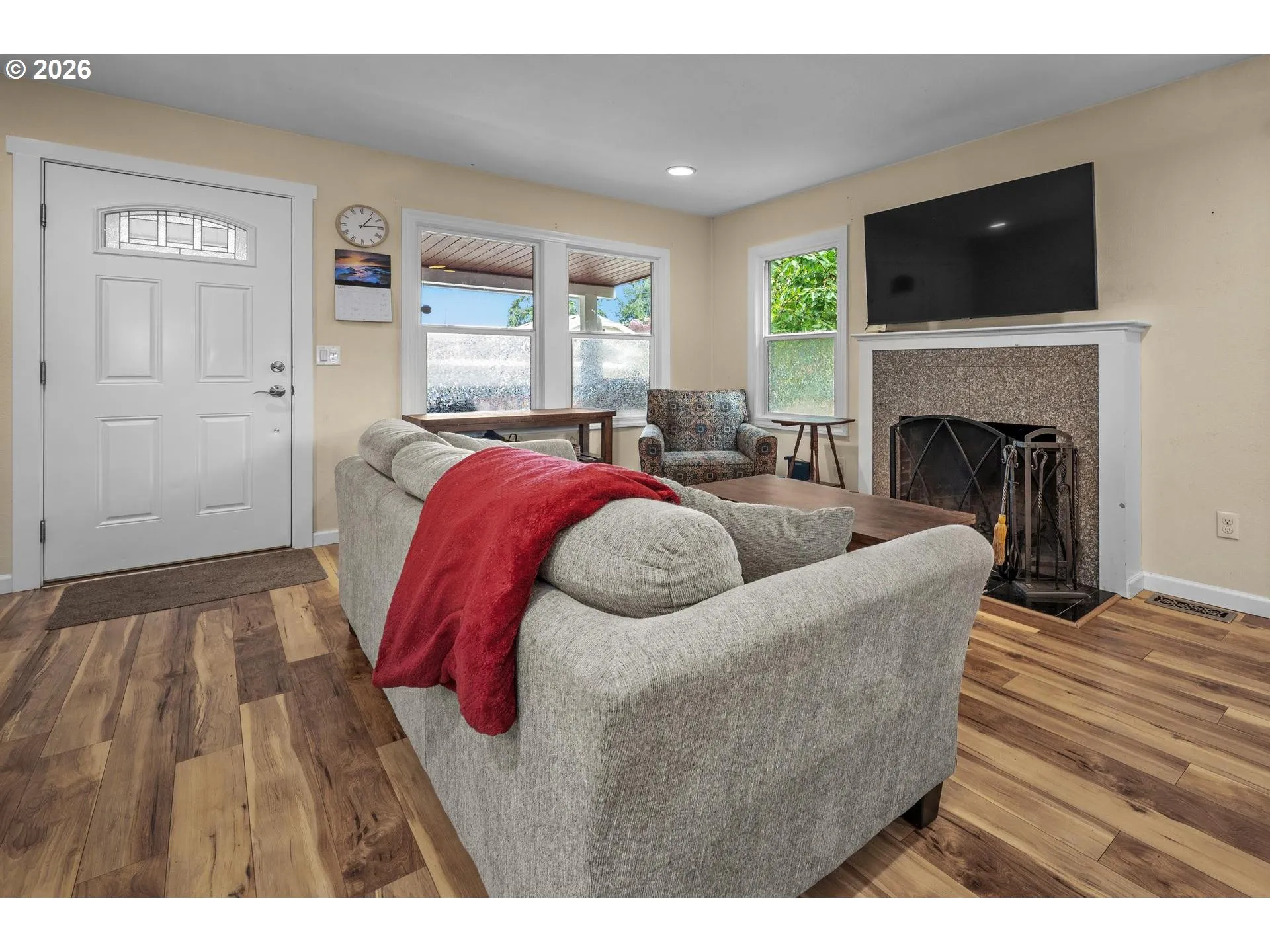 Living Room/Entrance