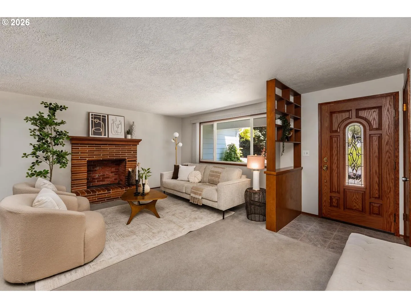 Living Room/Entrance