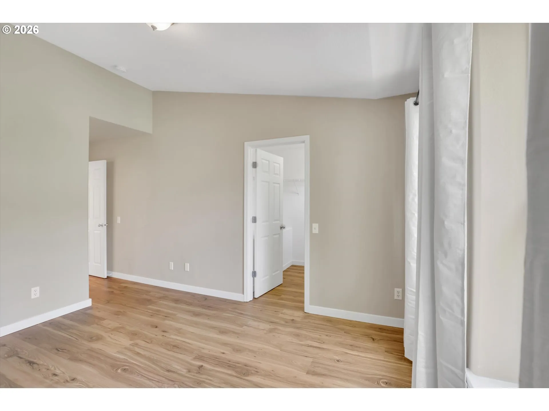 Bedroom, Owner's Suite-Vaulted Ceilings