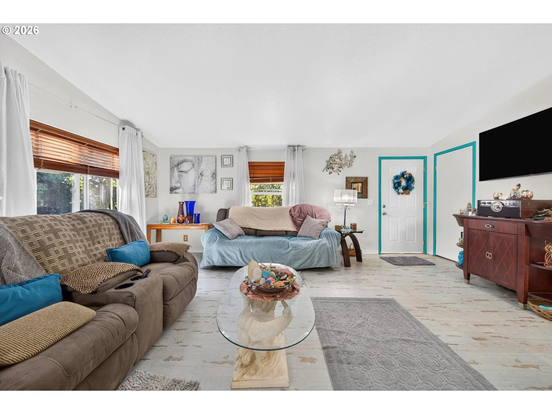 Living Room/Entrance