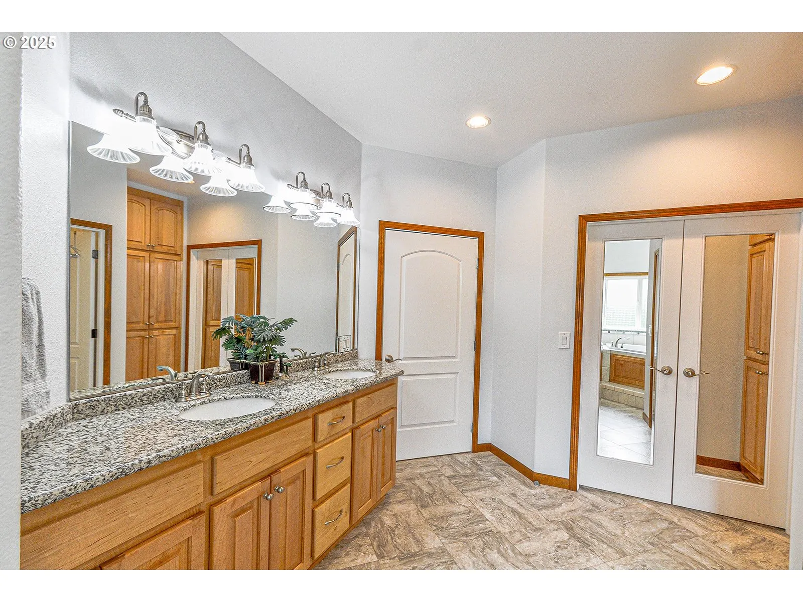 Bathroom, Attached-Walk-In Closet