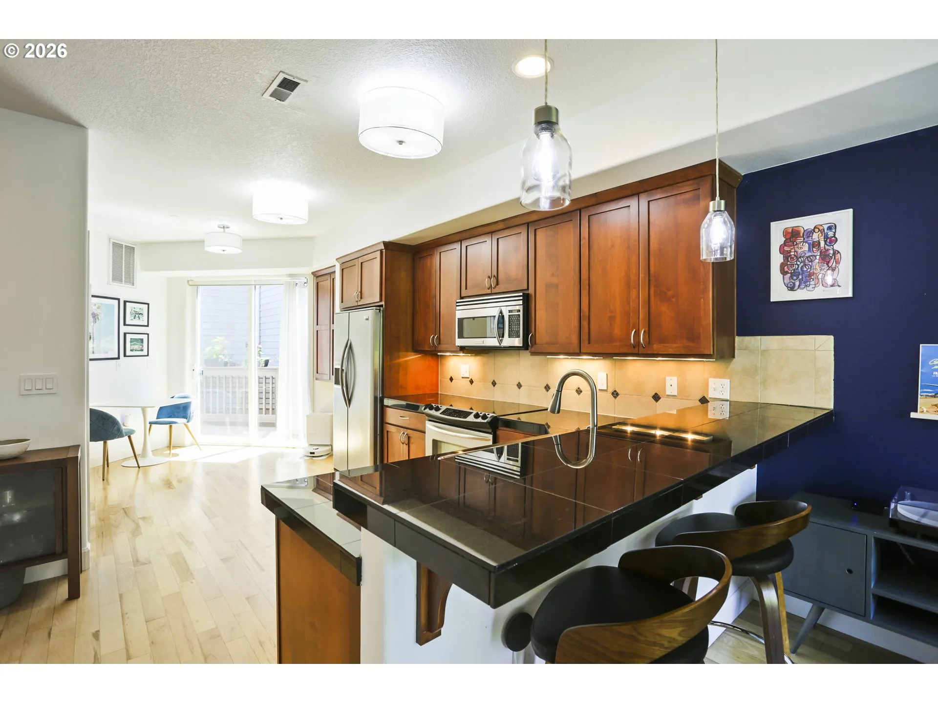 Kitchen-Breakfast Bar
