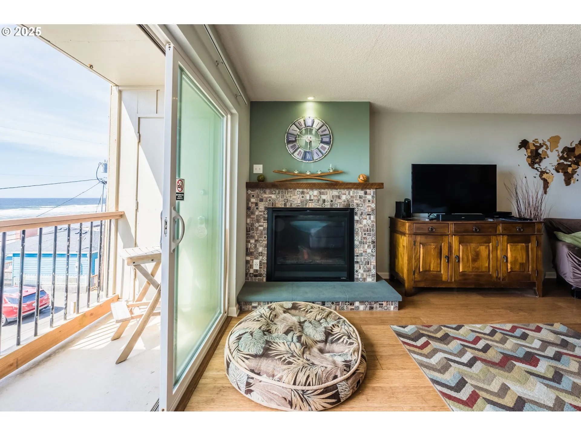 Living Room-Fireplace