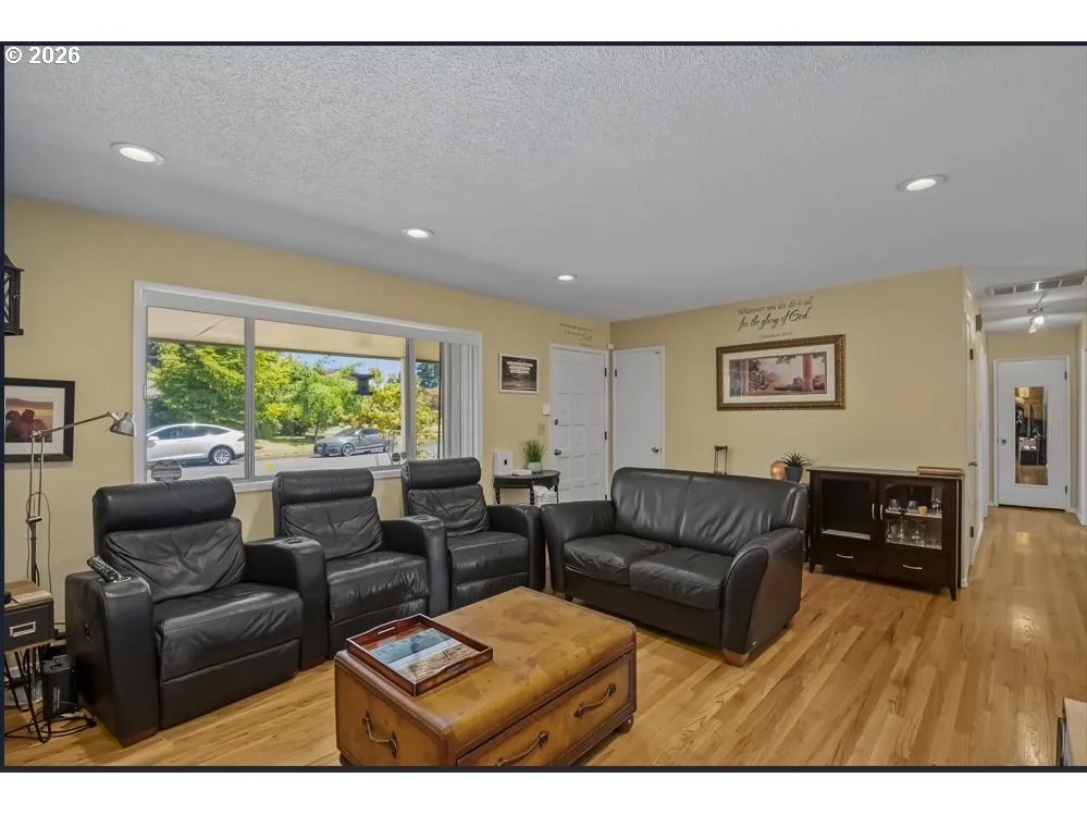 Living Room/Entrance
