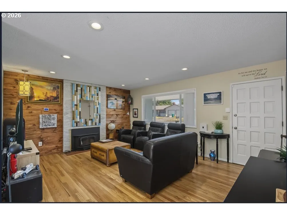 Living Room-Fireplace