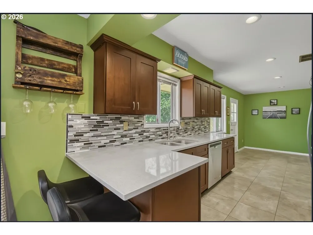 Kitchen-Breakfast Bar
