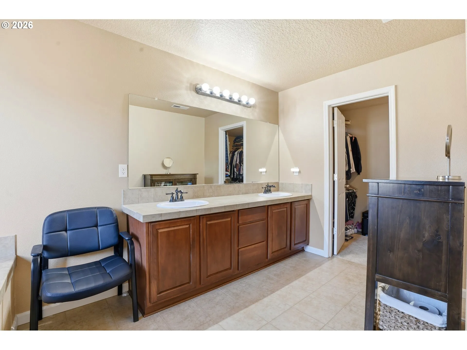 Bathroom, Attached-Walk-In Closet