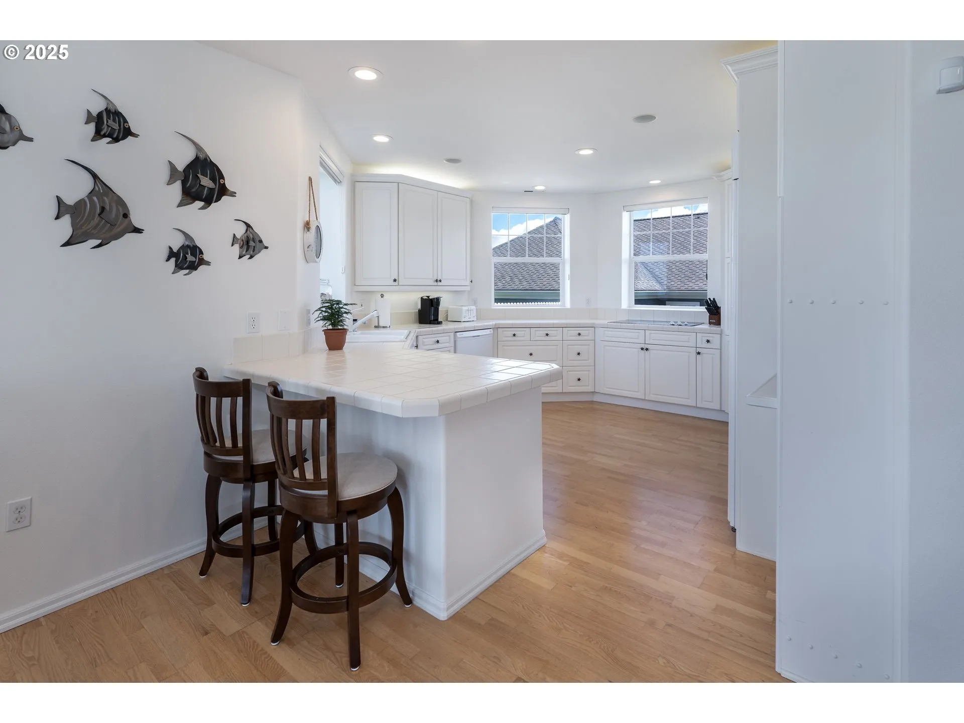 Kitchen-Breakfast Bar