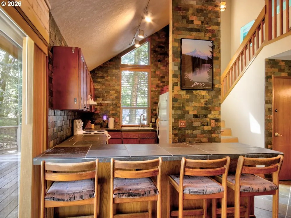 Kitchen-Breakfast Bar