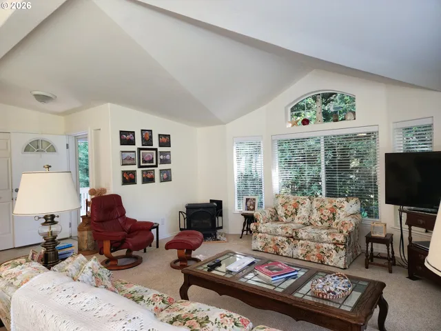 Living Room/Entrance