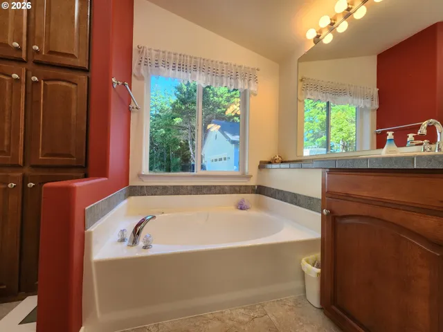 Bathroom, Attached-Garden Tub