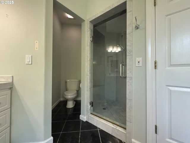 Bathroom, Attached-Walk-In Closet