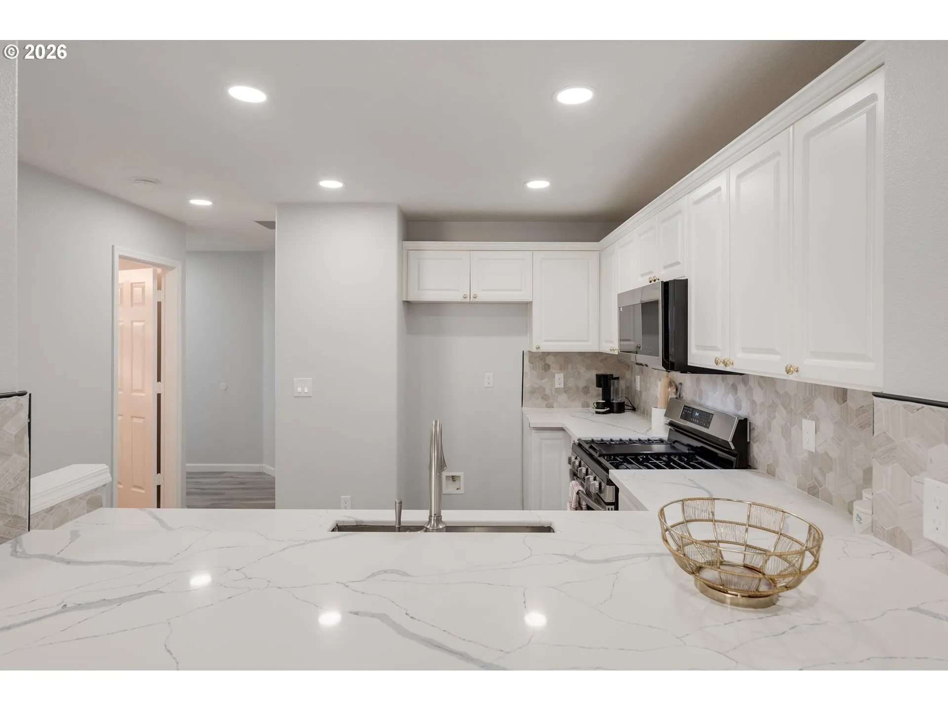 Kitchen-Breakfast Bar