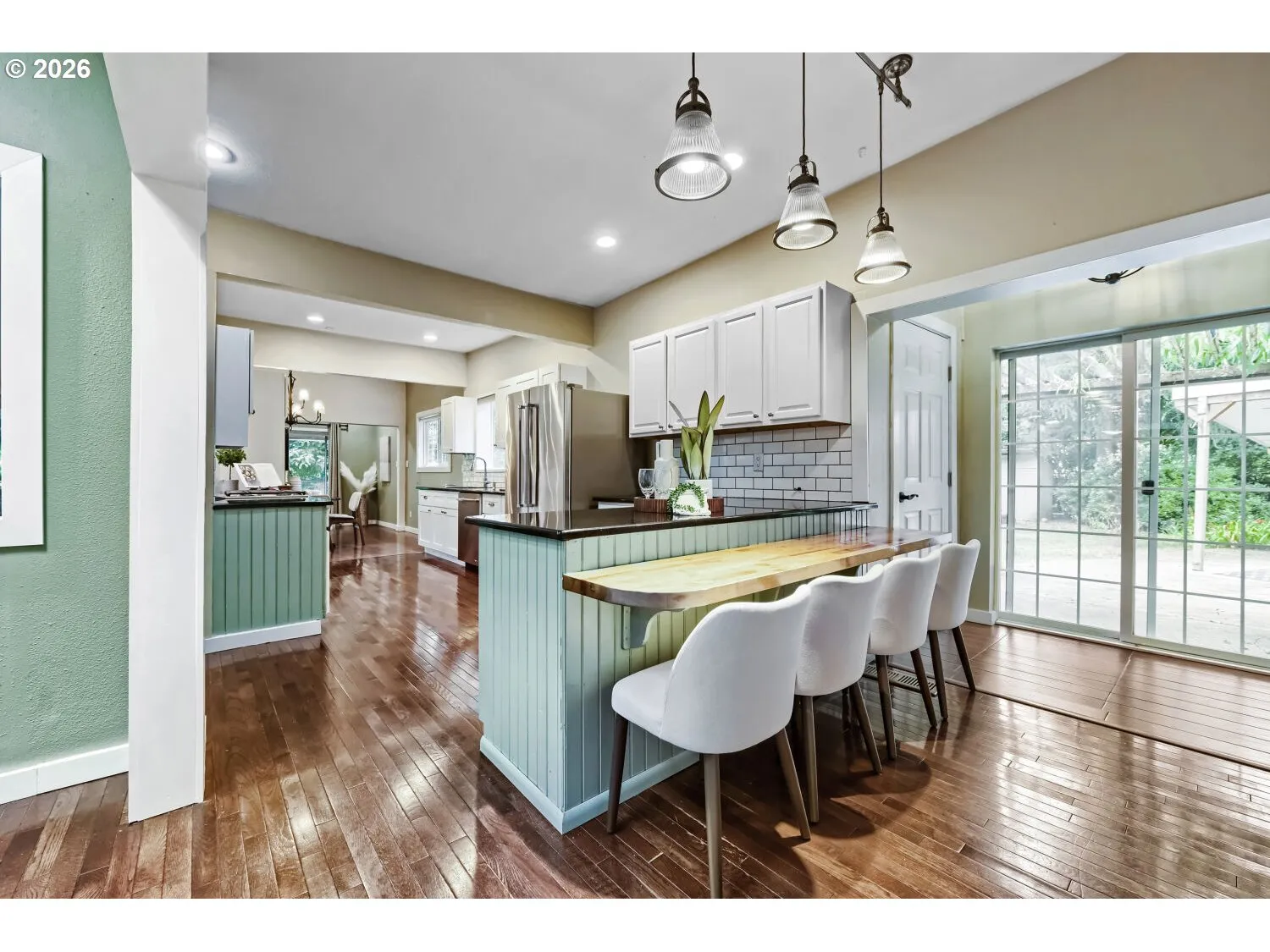 Kitchen-Breakfast Bar